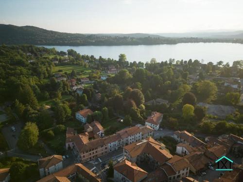  Travedona Loft by lake Ixihome, Unterkunft in Travedona