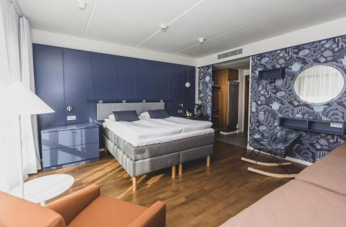 1 double bed, 2 twin beds