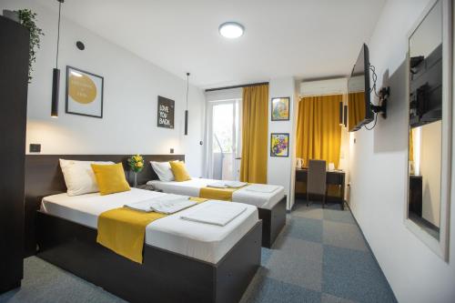 2 twin beds