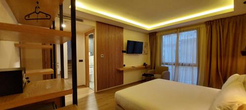 Deluxe Double Room image 9
