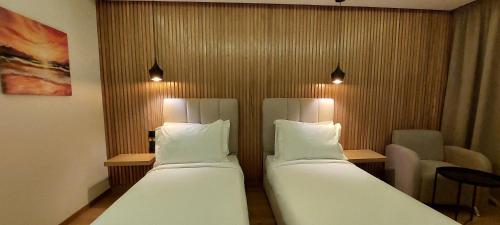 Twin Room image 6