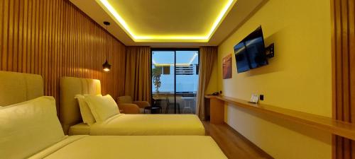 Deluxe Twin Room image 7