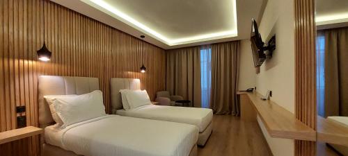 Deluxe Twin Room image 6