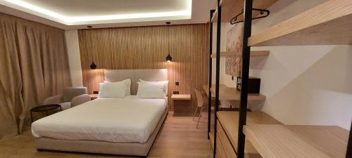 Deluxe Double Room image 8