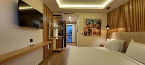 Deluxe Double Room image 5