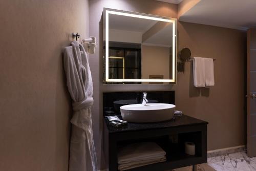 Deluxe Room image 3