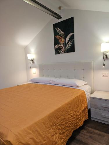 1 king bed, 2 sofa beds