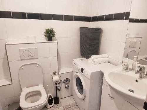 Badkamer, Spacious 4-Bedroom Apartment with Balcony near Frankfurt in Dreieich