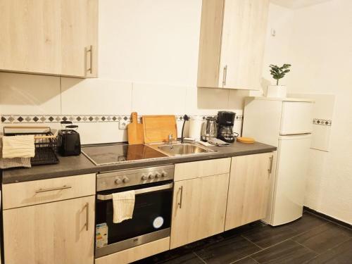 Faciliteiten, Spacious 4-Bedroom Apartment with Balcony near Frankfurt in Dreieich