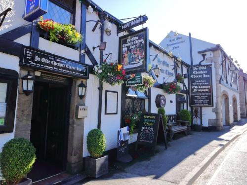 Ye Olde Cheshire Cheese Inn - Accommodation - Castleton