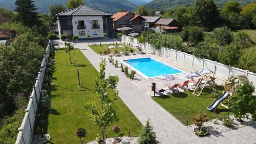 B&B Călimăneşti - CASA RARES & KARINA - Bed and Breakfast Călimăneşti