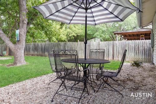 12 Min to Airport Spacious Backyard and Fire Pit in Austin, USA