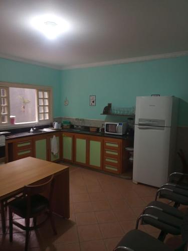 キッチン, quarto 05 solteiro aconchegante a 2 km de Alphaville in バルエリ