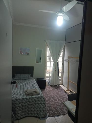 quarto 05 solteiro aconchegante a 2 km de Alphaville in バルエリ