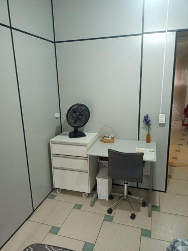 quarto 05 solteiro aconchegante a 2 km de Alphaville in バルエリ