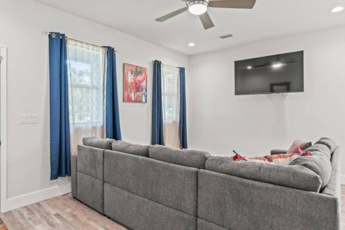 Urban Getaway Brand New 3BD 2BA Pet-Friendly Home Near the River in Tampa, USA