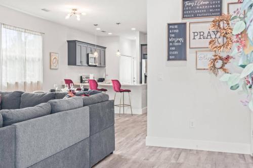 Urban Getaway Brand New 3BD 2BA Pet-Friendly Home Near the River in Tampa, USA
