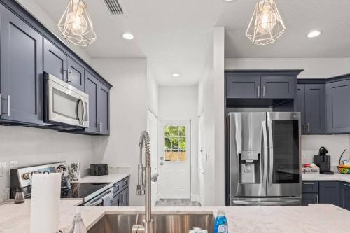 Urban Getaway Brand New 3BD 2BA Pet-Friendly Home Near the River in Tampa, USA