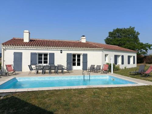 Les Bruyères : Maison au calme avec piscine