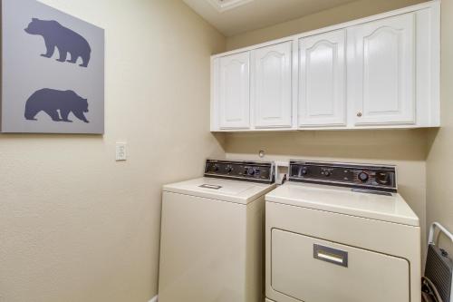 Dog-Friendly Home with Deck on Pinetop Lakes Course! - image 13