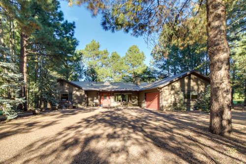 Dog-Friendly Home with Deck on Pinetop Lakes Course! - image 6