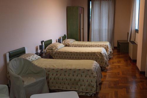 2 twin beds