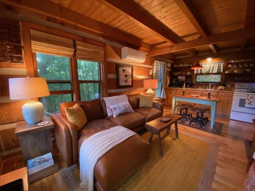 Little Birdsong Cabin image