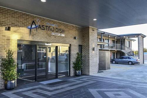 Exterior view, Aastro Dish Motor Inn in Parkes