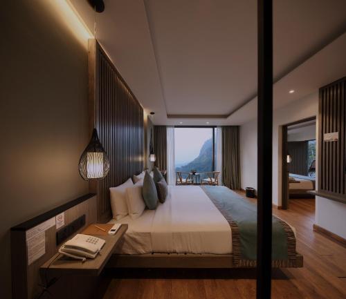 Premium Family Room with Balcony with Hot Tub with Ella Rock View image 10