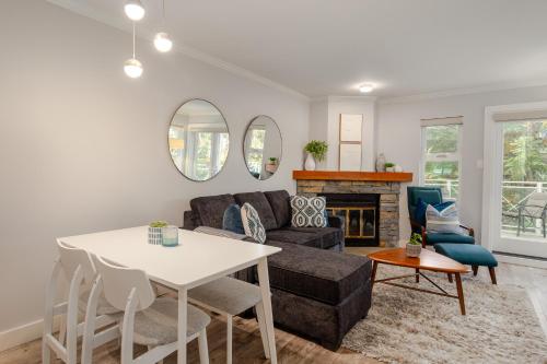 Beautiful Multi-Level Townhome 2BR in Creekside by Harmony Whistler in Whistler, Canada