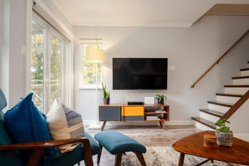 Beautiful Multi-Level Townhome 2BR in Creekside by Harmony Whistler in Whistler, Canada