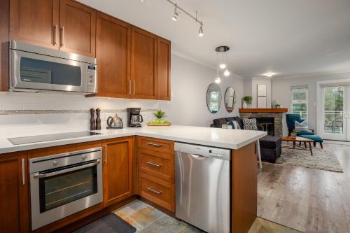Beautiful Multi-Level Townhome 2BR in Creekside by Harmony Whistler in Whistler, Canada
