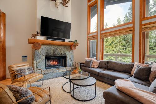 Luxury Mountain Retreat with PRIVATE Hot Tub by Harmony Whistler in Whistler, Canada