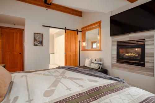 Luxury Mountain Retreat with PRIVATE Hot Tub by Harmony Whistler in Whistler, Canada