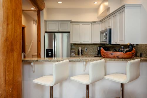3BR | Taluswood | Ski-in/Ski-out | Private Hot Tub | Wood Burning Fireplace | Parking - image 3