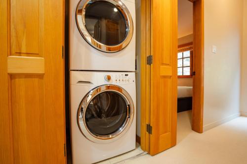 3BR | Taluswood | Ski-in/Ski-out | Private Hot Tub | Wood Burning Fireplace | Parking - image 5
