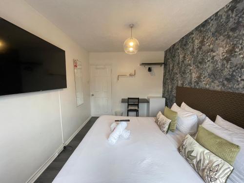 R1 SUPERKING SIZED BED & 65'' tv on the wall in Clapham