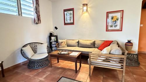 La Pagerie, joli bas de villa avec piscine au calme à 5 minutes de la plage La Pagerie, joli bas de villa avec piscine au calme à 5 minutes de la plage
