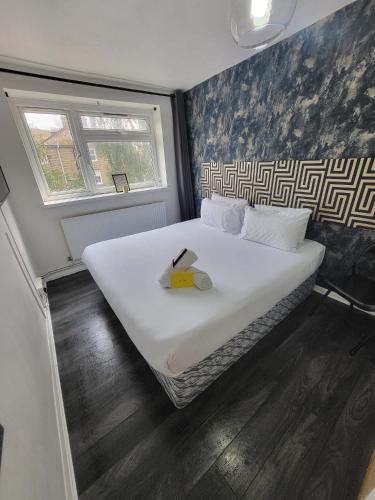 R2 SUPERKING SIZED BED & 65'' tv on the wall in Clapham