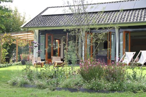 Familiehuis De Betuwe met prive kunstgras tennisbaan en sauna