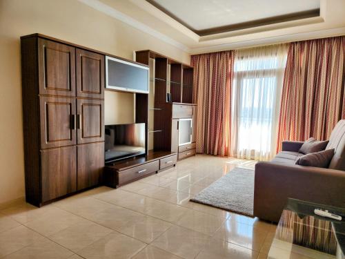 Seafront Apartment - Wifi - Sleeps 6 - ChrisCourt, Marsaskala (foto 3)