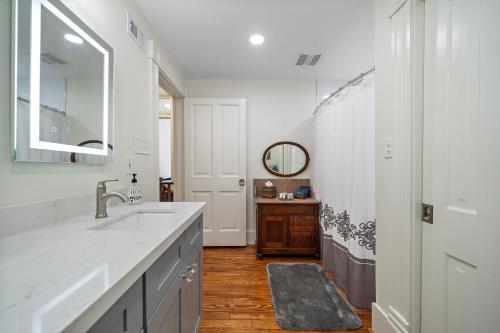Luxury/2bedroom/Historic/Hot tub/Fire pit in Galveston, USA