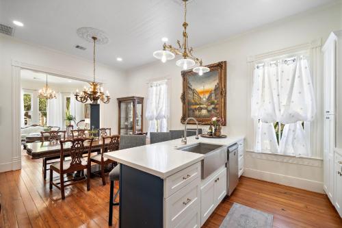 Luxury/2bedroom/Historic/Hot tub/Fire pit in Galveston, USA
