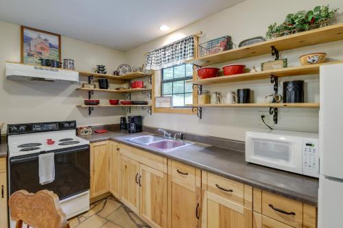 Riverfront Briceville Cabin w/ Patio & Fire Pit! in Rocky Top (TN)