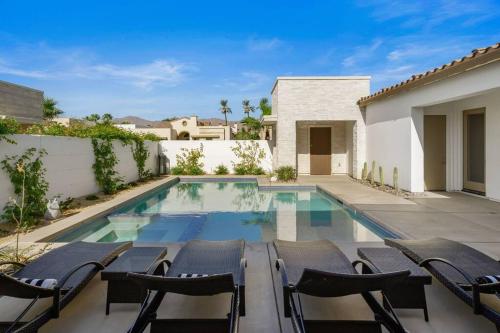 La Quinta Contemporary Home with a View