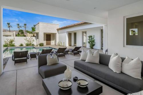 La Quinta Contemporary Home with a View in La Quinta, USA