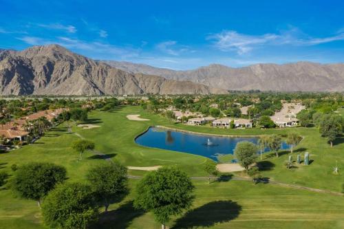 La Quinta Contemporary Home with a View in La Quinta, USA