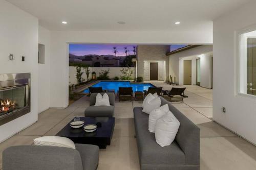 La Quinta Contemporary Home with a View in La Quinta, USA