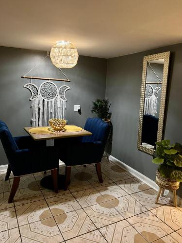 Oprema, Chicago-Pilsen Boho apartment with Free parking - Unit C in Lower West Side