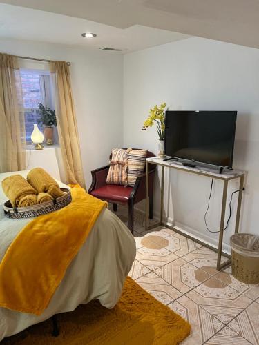 Oprema, Chicago-Pilsen Boho apartment with Free parking - Unit C in Lower West Side